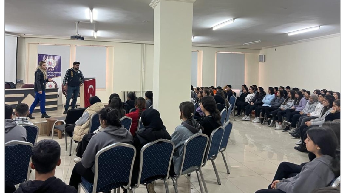 Gaziantep Trafik ve Siber Suçlar Şube Müdürlüğü tarafından okulumuz öğretmen ve öğrencilerine seminer verilmiştir.